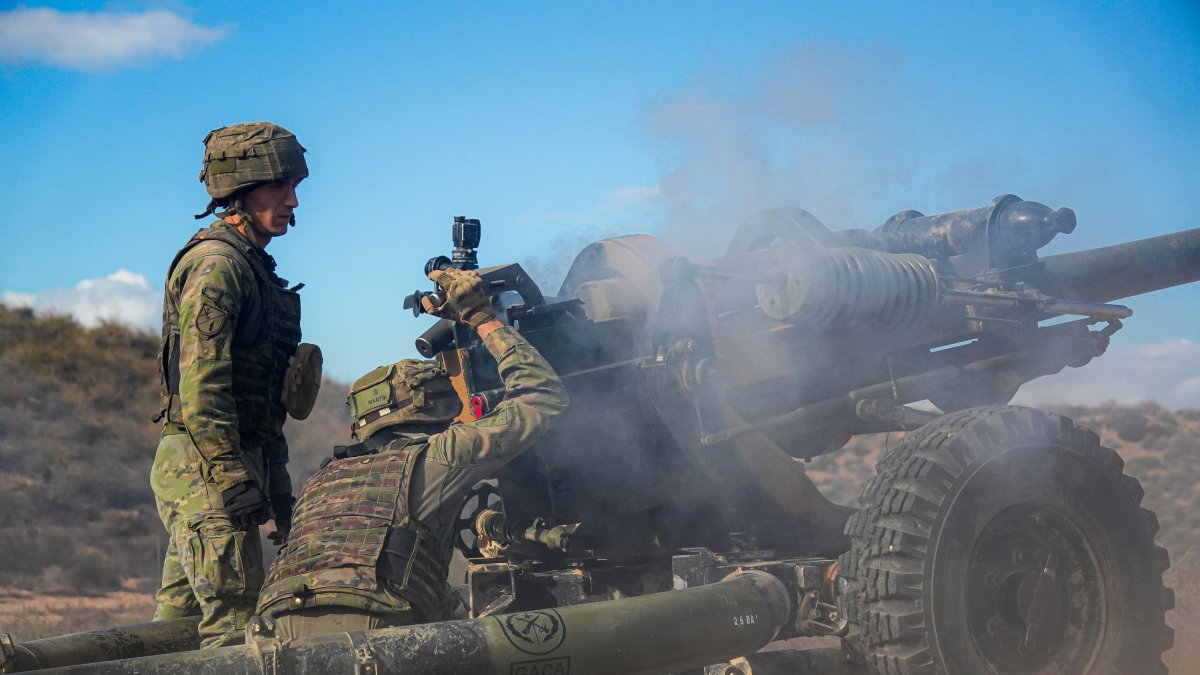 Legionarios disparando una pieza de artillería.