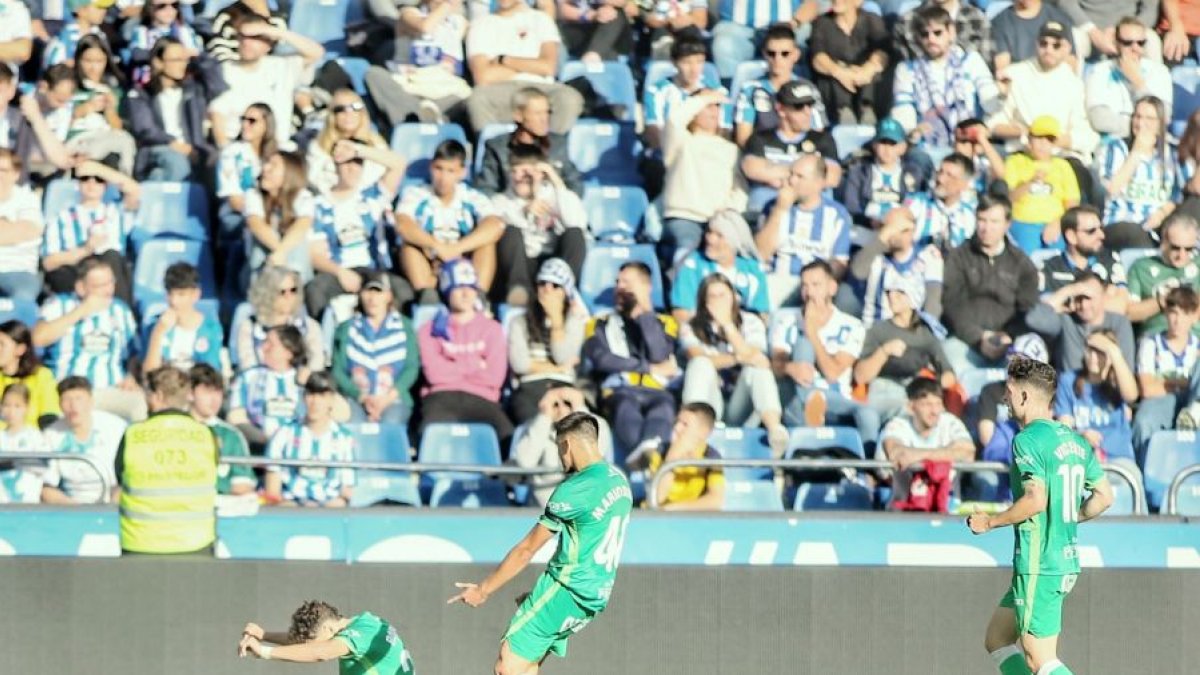 Los jugadores del Racing celebran uno de los goles en Riazor.