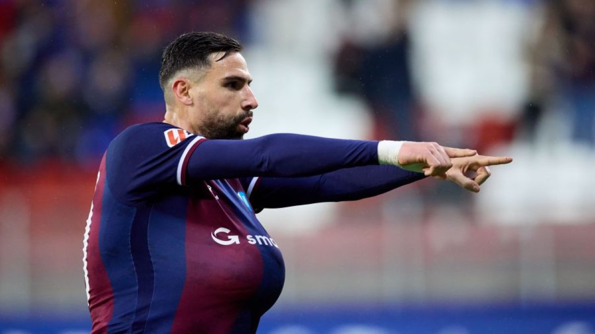 Antonio Puertas celebrando su gol al Real Zaragoza con dedicatoria especial.