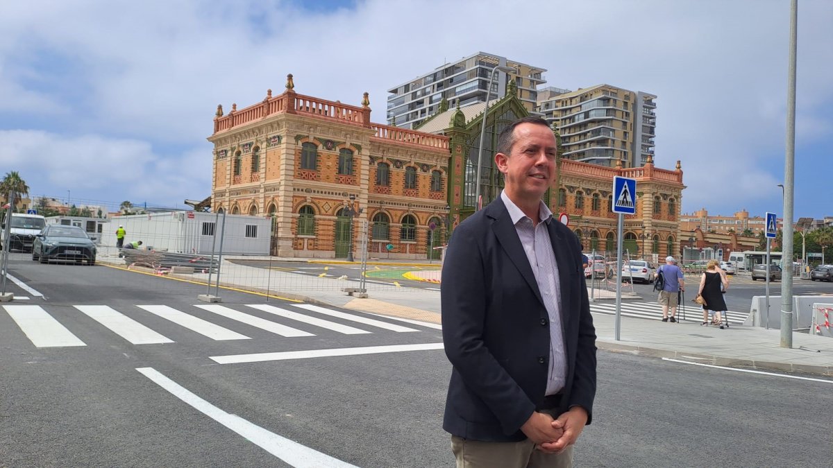 El suddelegado del Gobierno, José María Martín, junto a la vieja estación.