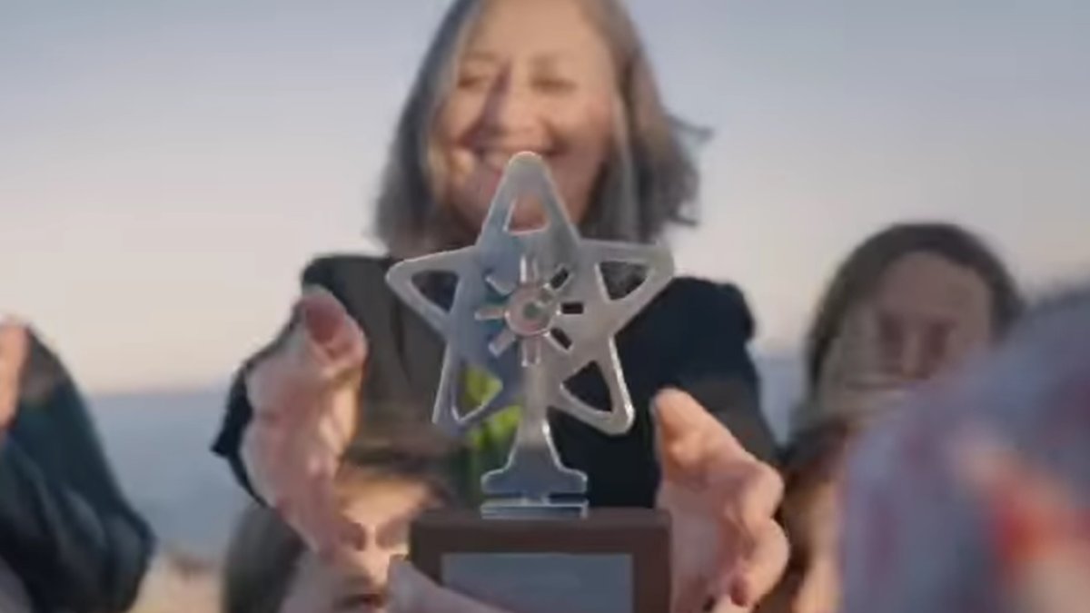 Luisa Morales, presidenta de FIMTE recogiendo el galardón.