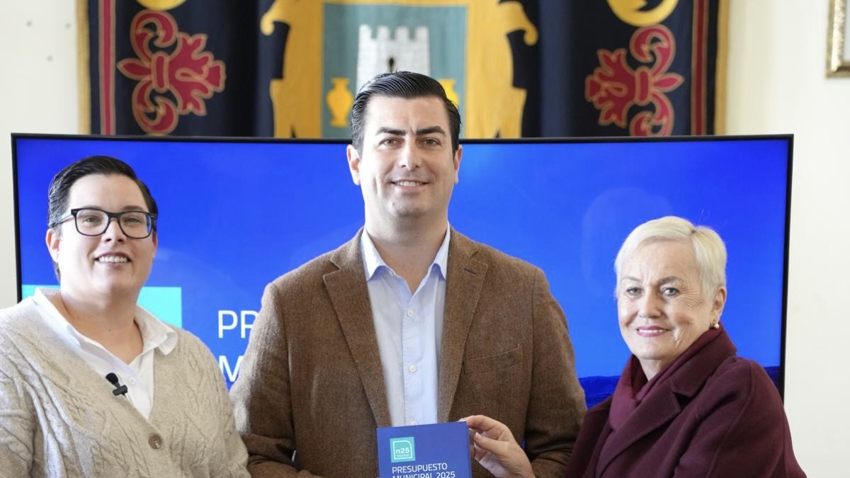 El alcalde José Fco. Garrido, junto a la Concejala de Hac ienda, María del Mar Calatrava y la Concejala de Turismo Pilar Fenoy.
