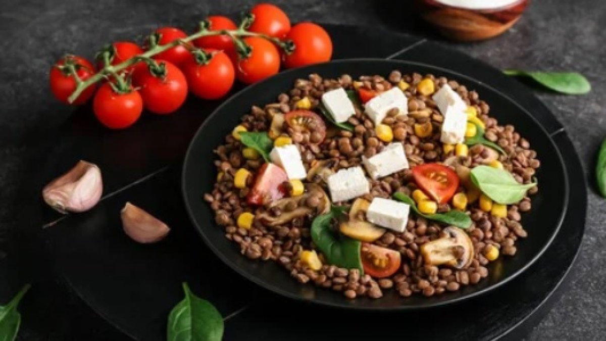 Plato de lentejas con verduras. DEPOSITPHOTOS