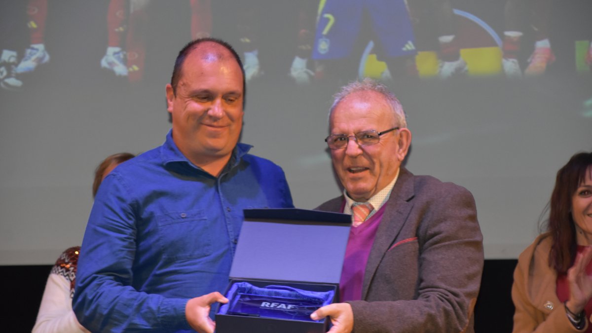 Alberto Lasarte recogiendo su trofeo otorgado gracias al ascenso del filial rojiblanco.