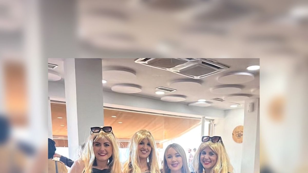 Rocío Sánchez junto a sus empleadas posando en la comida de empresa.