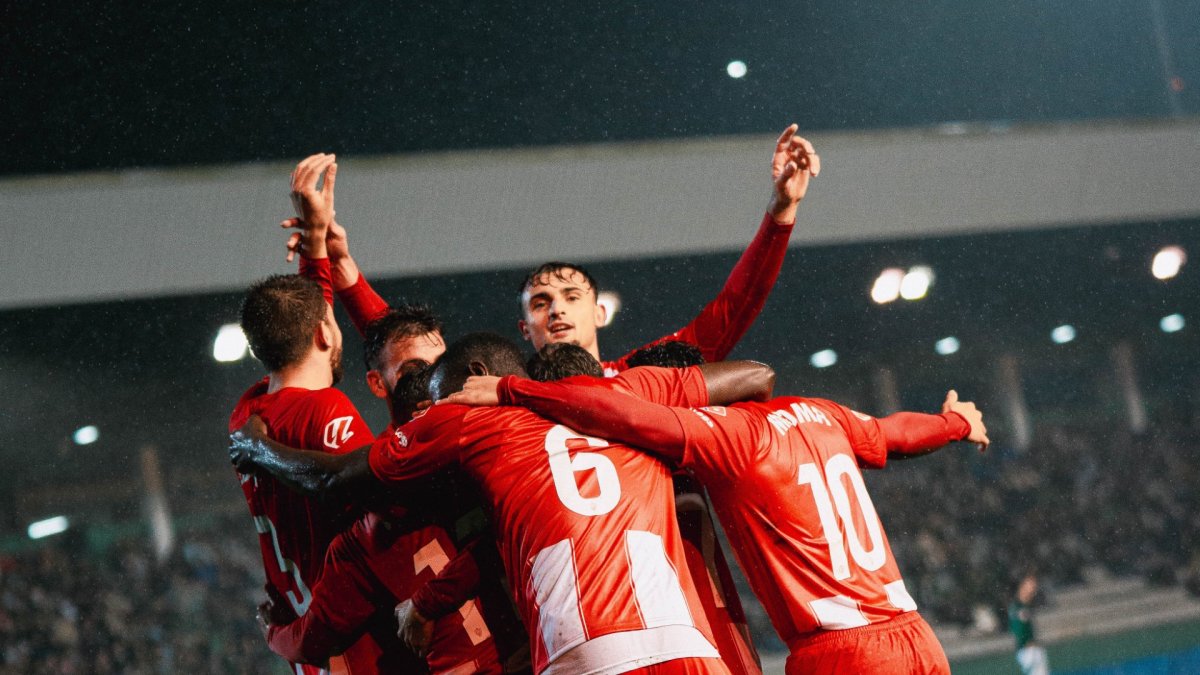 Los jugadores celebran como hermanos uno de los goles en A Malata.