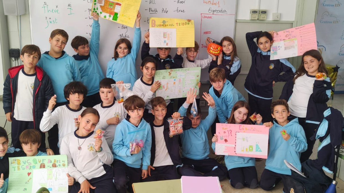 Varios alumnos del CEIP Divina Infantita de Almería con una de las artesanías del mercadillo.