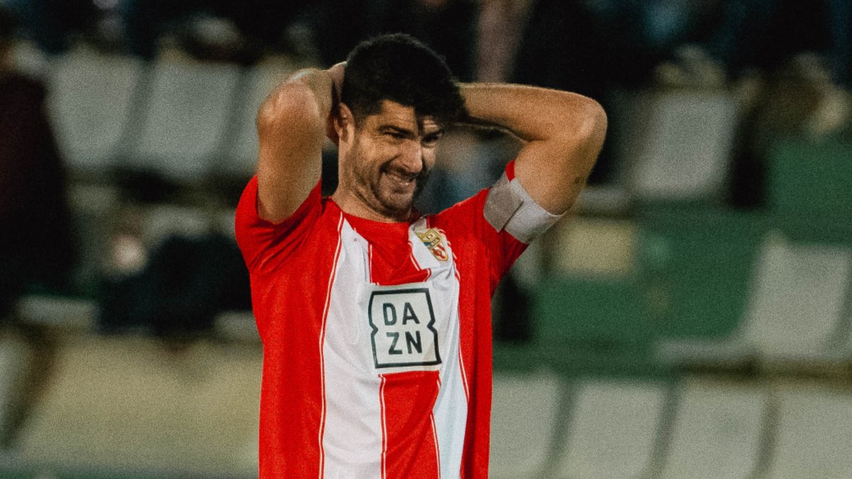 Gonzalo Melero en la primera parte del choque del miércoles en A Malata.