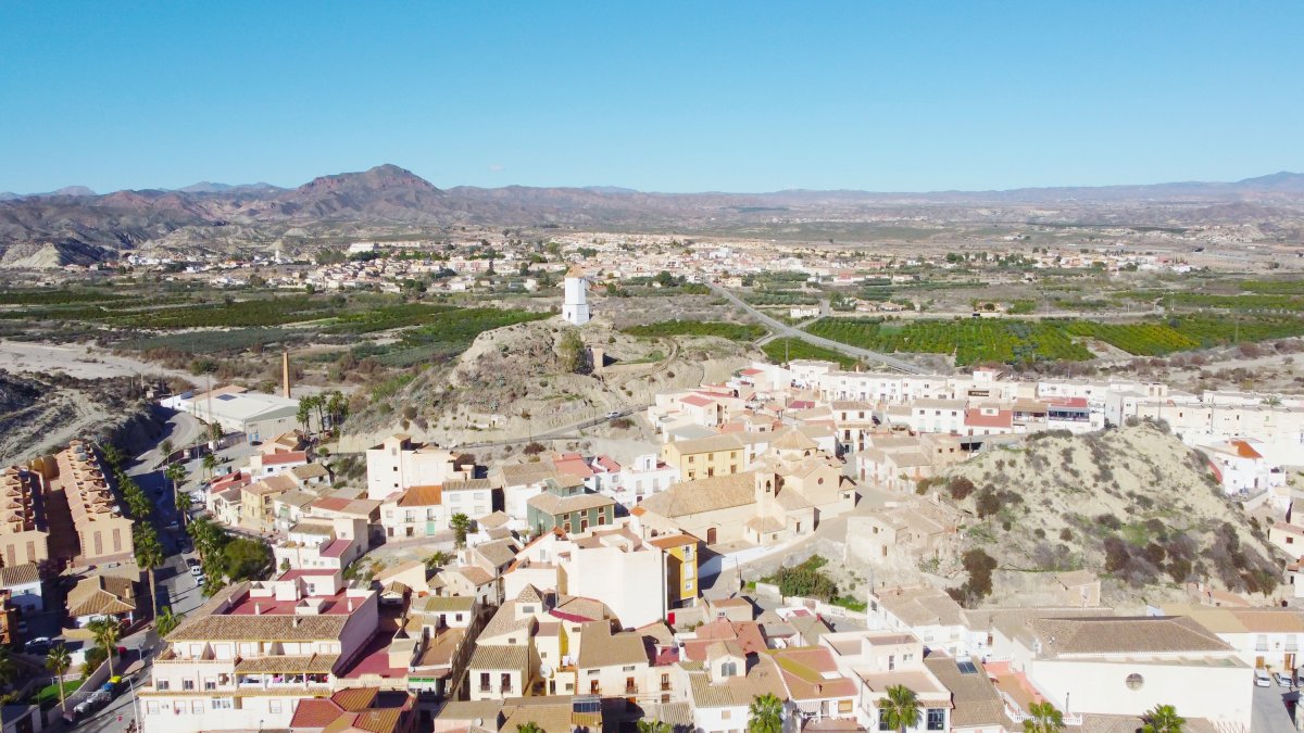 Zurgena con su Torre del Reloj y, al fondo, la Alfoquía donde se encuentra la estación de tren, protagonista de su episodio. / JOB FDEZ