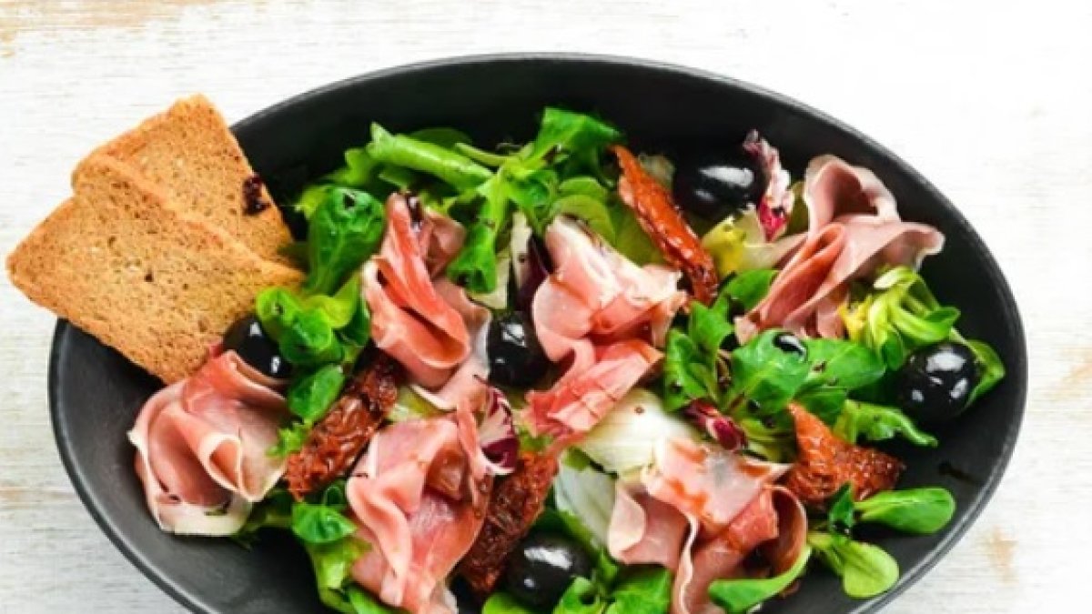 Un plato de jamón serrano con espinacas. DEPOSITPHOTOS.