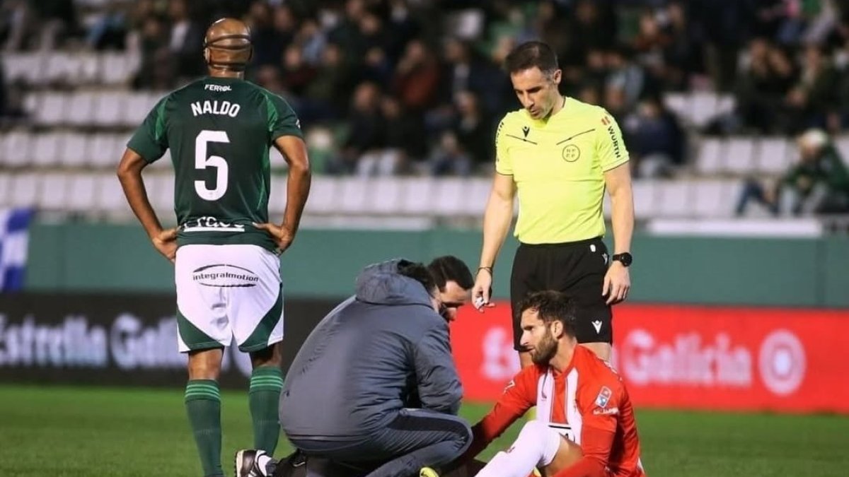 Leo Baptistao, lesionado en el minuto 14 ante el Racing de Ferrol.
