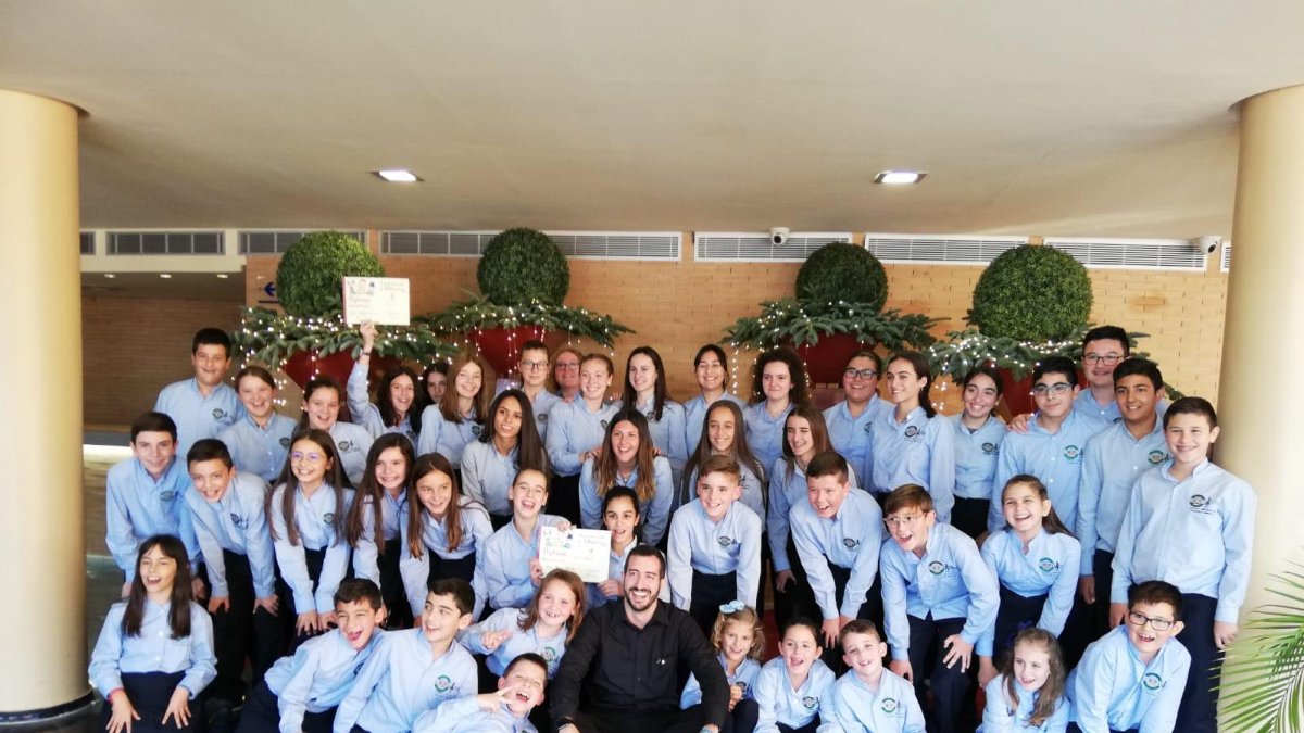 José Antonio en el centro de la imagen junto a su coral infantil Pedro Mena.