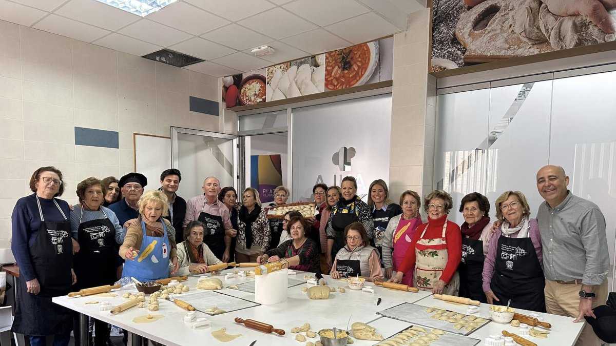 Participantes en el Día de la Empanada con autoridades locales.