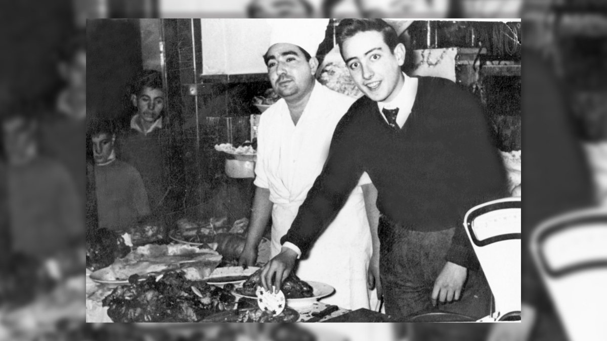 Unos niños miran en el escaparate del restaurante Imperial los pavos que se servían en la cena de Nochebuena de las familias pudientes.