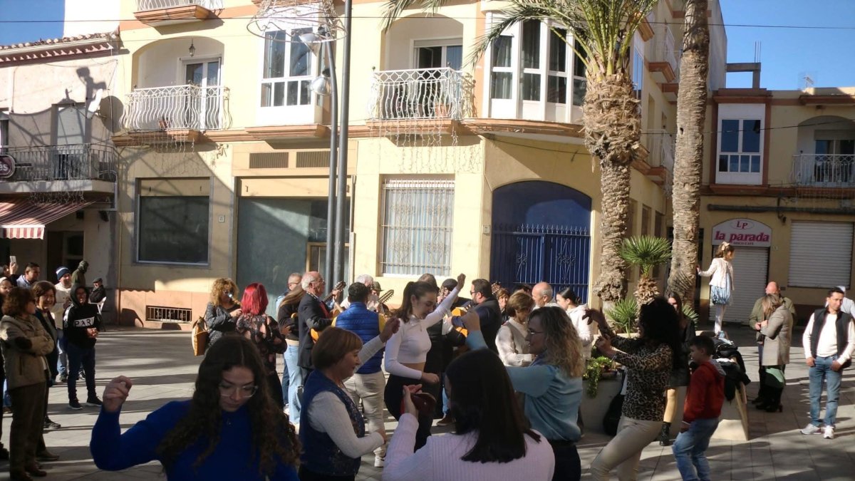 Jóvenes de Pulpí bailando en la zambomba flamenca.