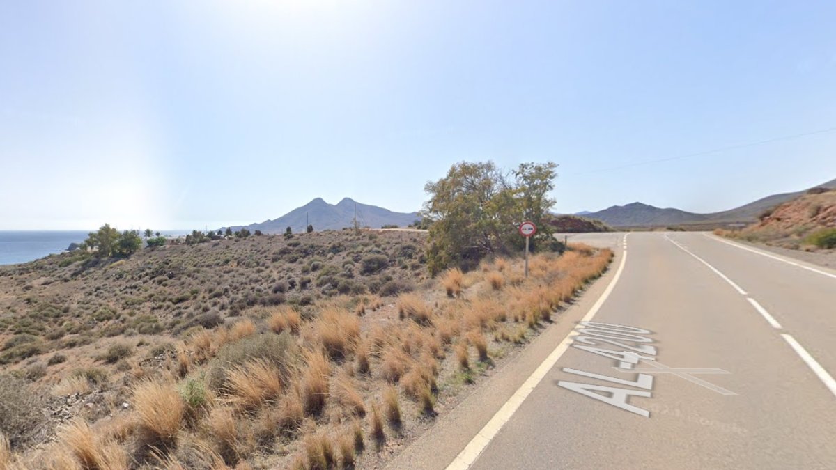 Carretera en la que ha tenido lugar el accidente en el municipio de Níjar.