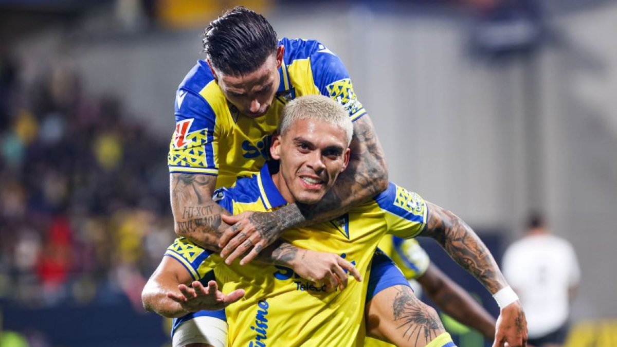 Brian Ocampo y Roger Martí en la celebración del tanto del uruguayo.