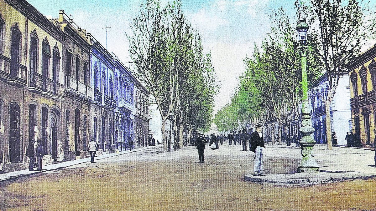 Paseo del Príncipe (1903), con firme de albero y álamos como céntinelaes, en una zona próxima a la Plaza Circular. Colección de Narciso Espinar