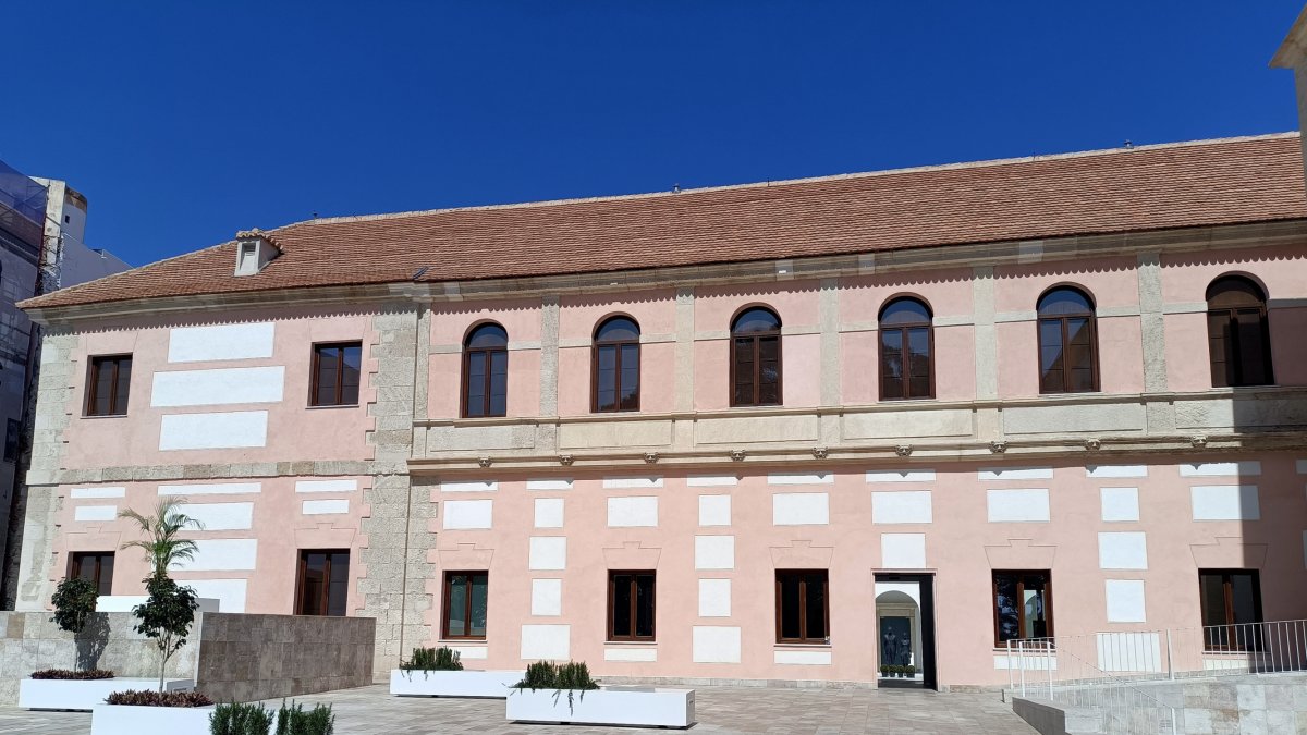 Acceso al Museo del Realismo Español Contemporáneo (Murec) de Almería desde el Paseo de San Luis.