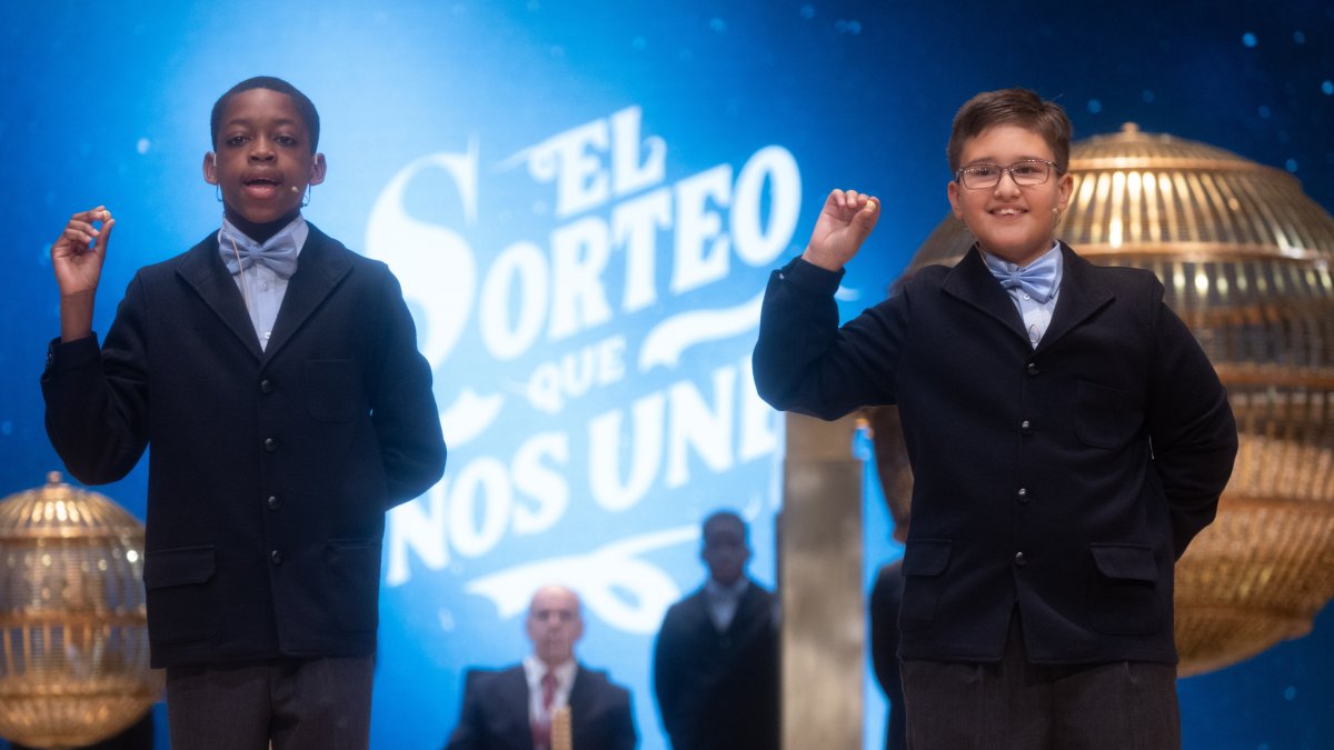 Adam Lucas Kadmiri (i) y Sergio Abaga (d) cantan un quinto premio, el 37.876.