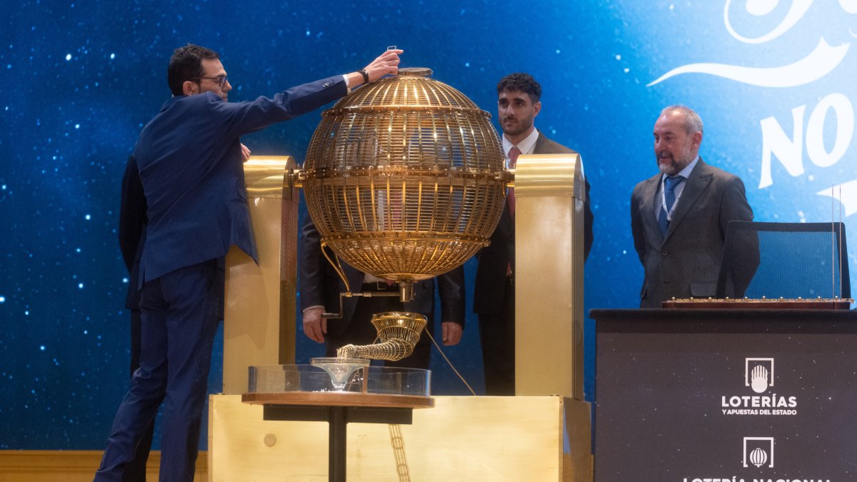 Preparación del bombo antes de la celebración del Sorteo Extraordinario de la Lotería de Navidad 2024.