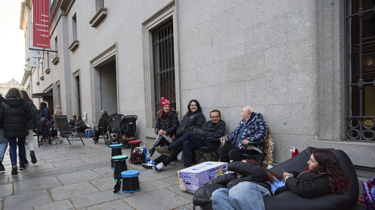 Varias personas hacen cola antes de entrar al Sorteo de Navidad 2024.