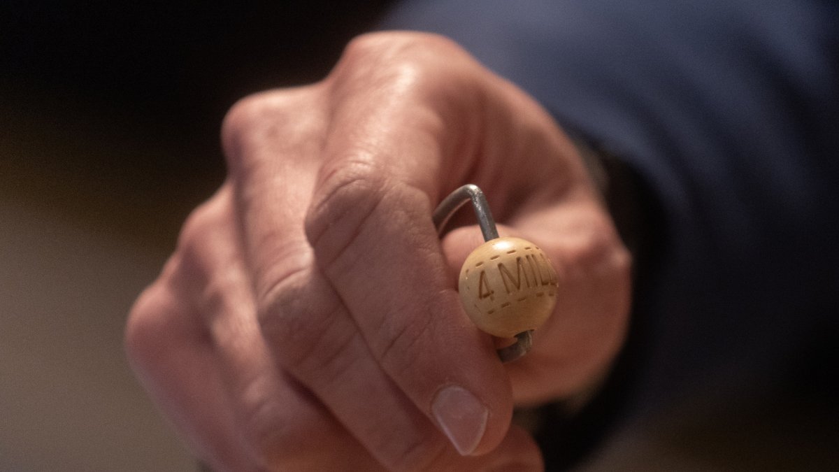 La bola que recoge los 4.000.000 de euros que se reparten con el Gordo del Sorteo de Navidad