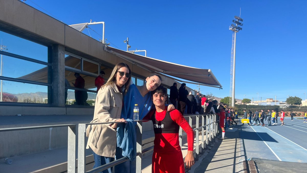 El protagonista del encuentro junto a su pareja y su madre.