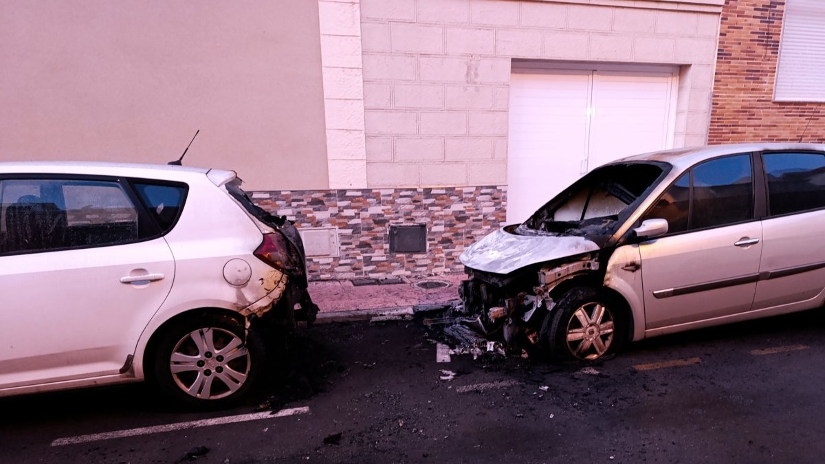 Imagen de los vehículos afectados por el incendio.