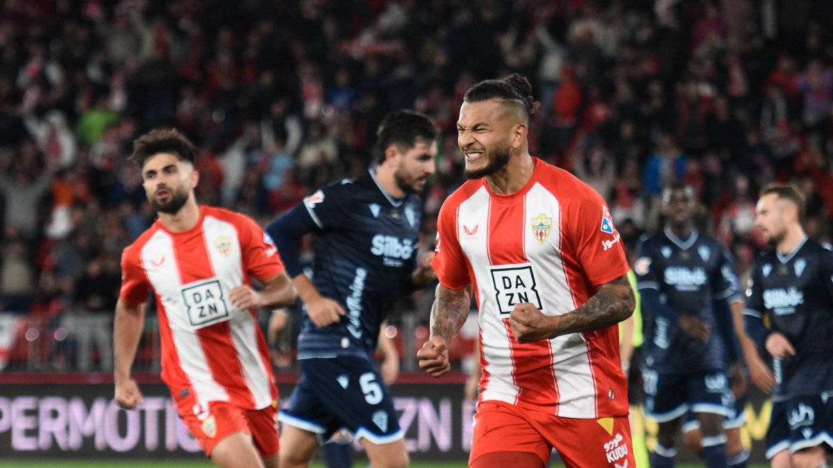 Luis Suárez después de marcar el penalti superando a David Gil. El colombiano sube la cuenta a 16 goles en la primera vuelta.