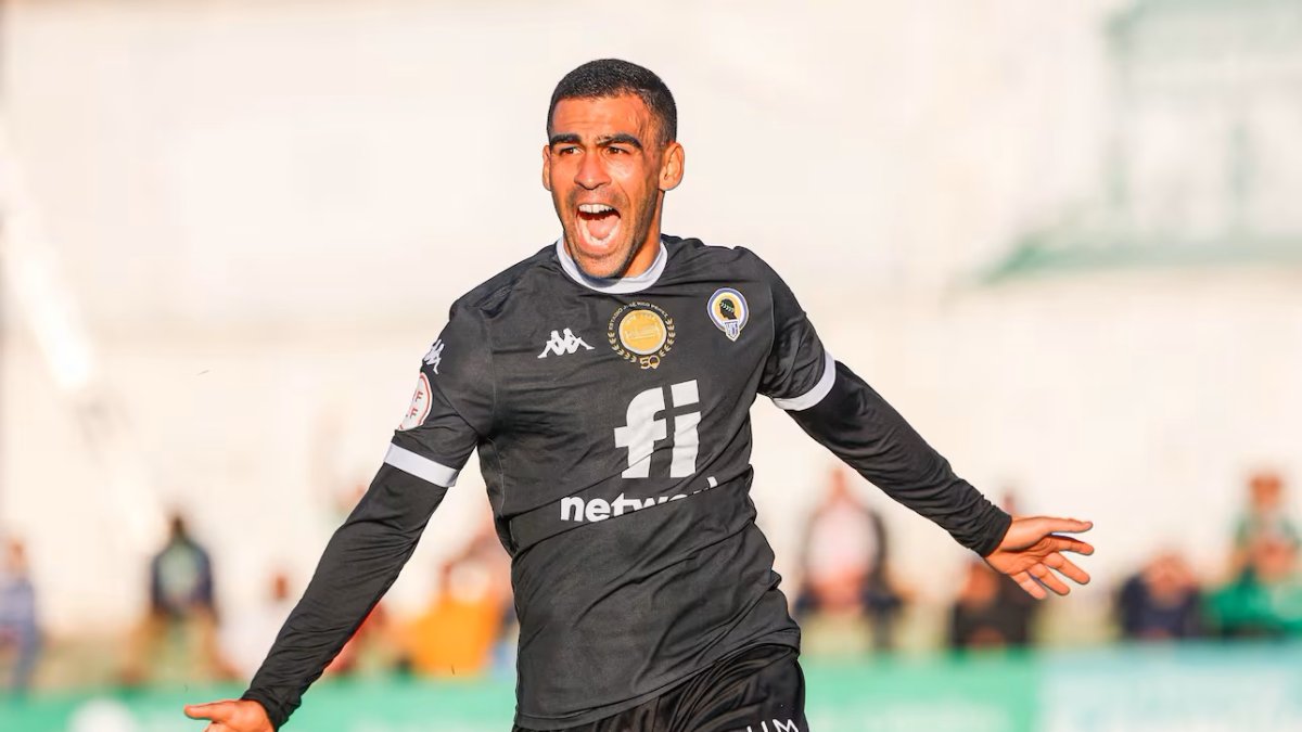 Dani Romera celebrando el gol en Sanlúcar de Barrameda.