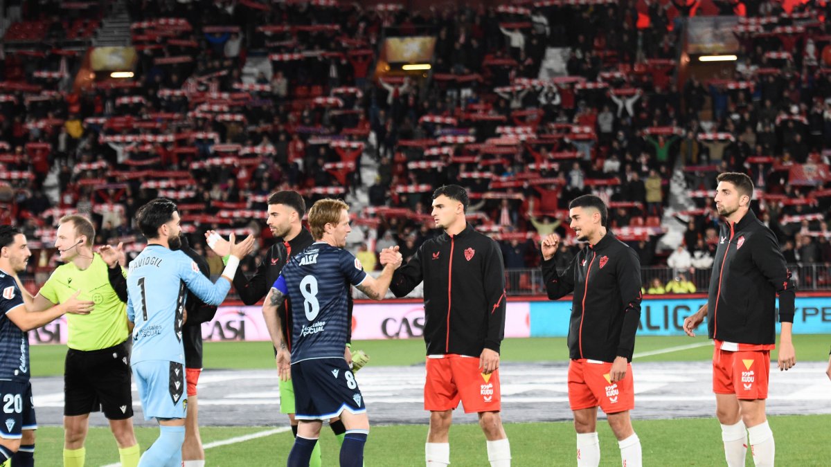 El Almería saluda al Cádiz en la previa.