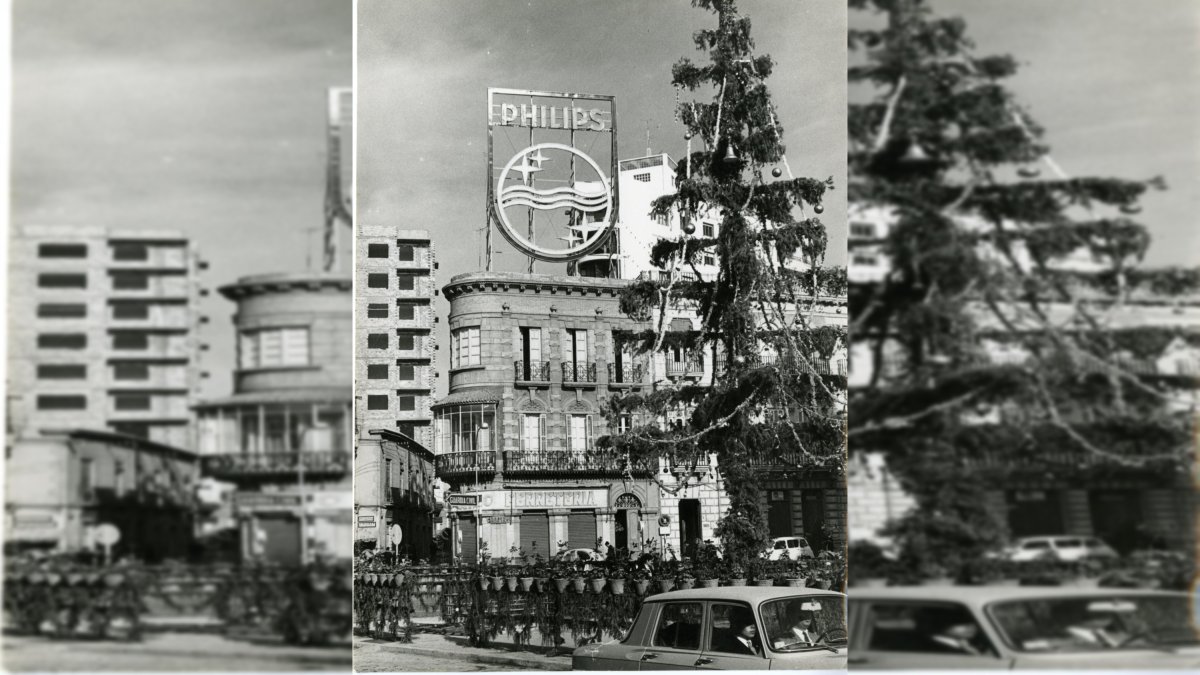 El árbol de Navidad compitiendo en altura con el letrero de Philips del edificio de Vulcano.