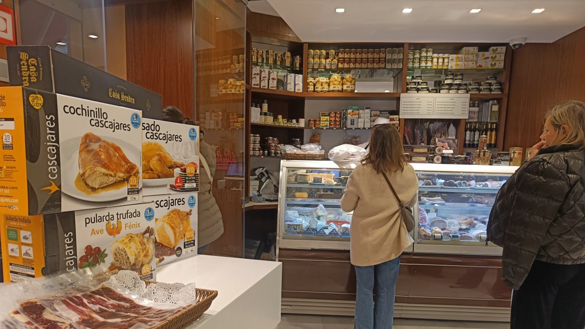 Clientes realizando compras en La Dulce Alianza junto a cajas de codillos.