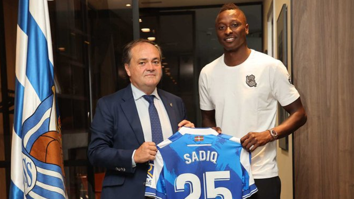 Jokin Aperribay con Umar Sadiq a su llegada a la Real Sociedad.