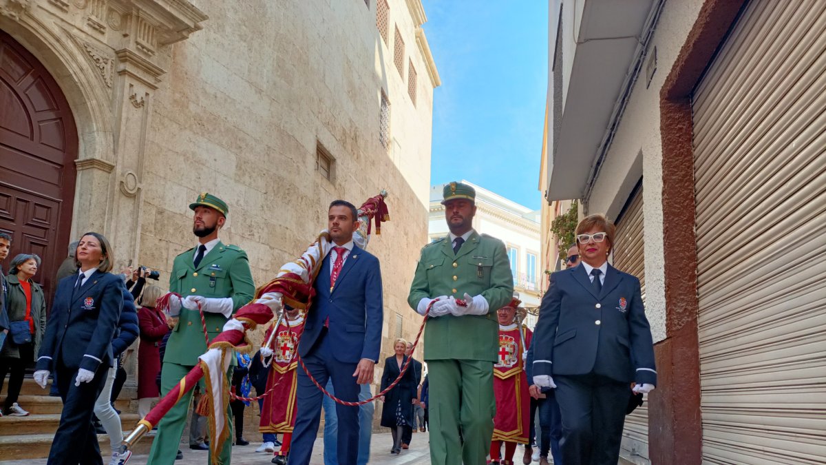 Momento del recorrido del Pendón por la calle Mariana