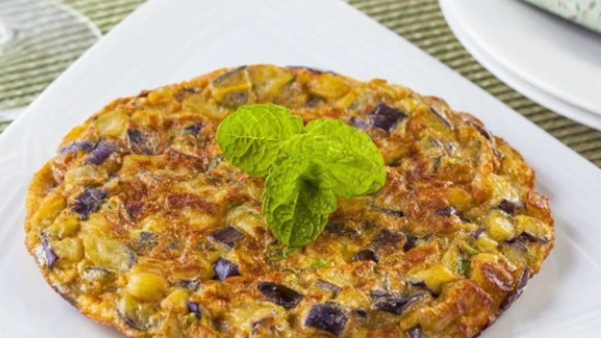 Tortilla de berenjenas. DEPOSITPHOTOS