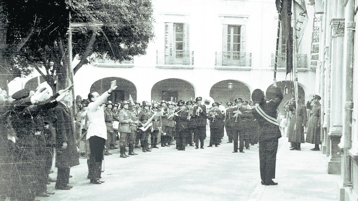 Fiesta de la Reconquista de 1947 con la Banda Municipal tocando y el público saludando la subida del Pendón con los brazos en alto. FOTO BERNAL