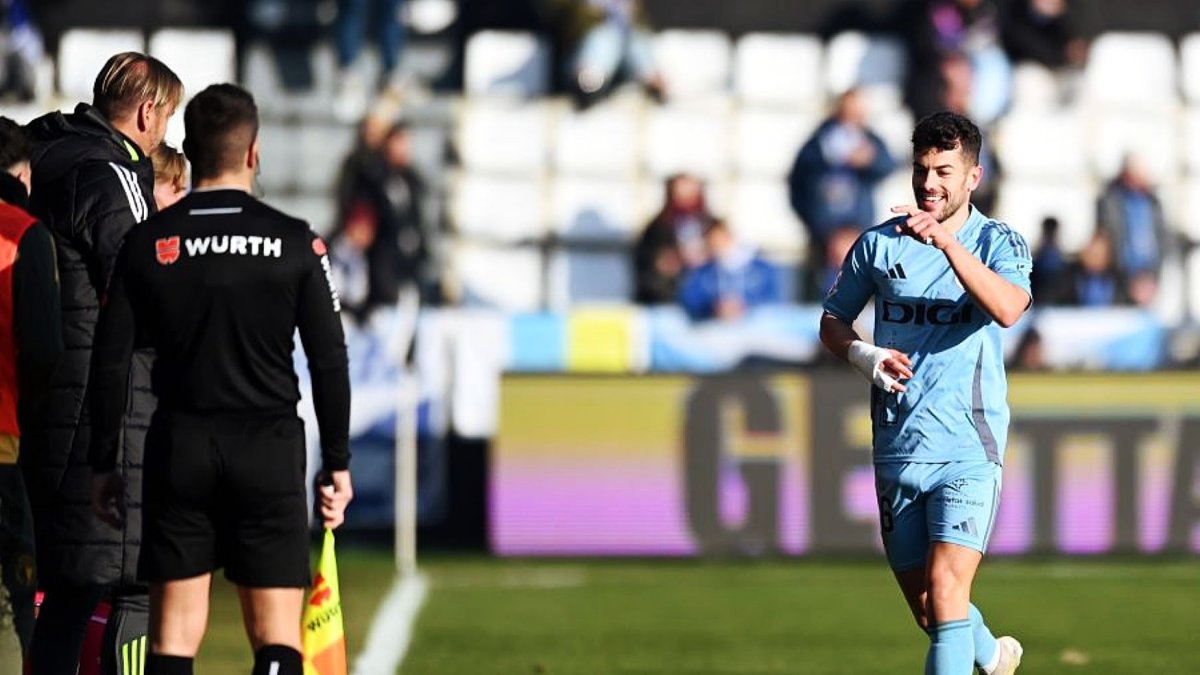Curro Sánchez en la celebración del gol al conjunto que dirigía Pepe Mel.