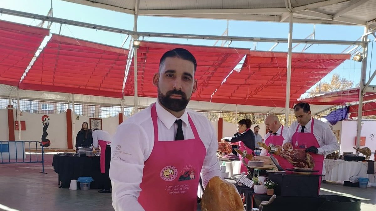 Antonio Ortuño regenta su restaurante Ibéricos Ortuño en la Plaza del Mercado.