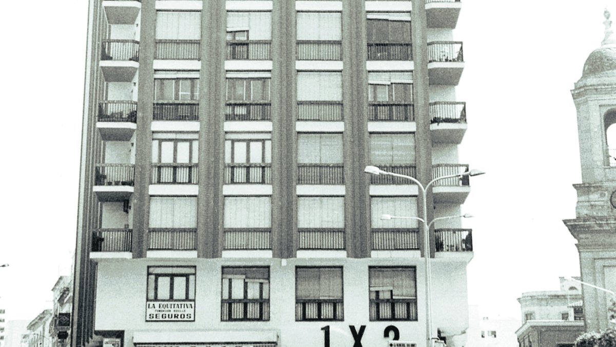 El Café Barea y la delegación de las quinielas a comienzos de los años setenta. Delante había una parada de taxis y una cabina telefónica.