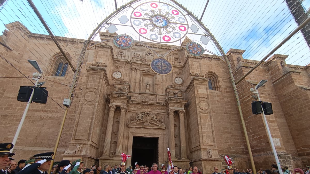 Salida del Pendón de la Catedral escoltado por el Cabildo