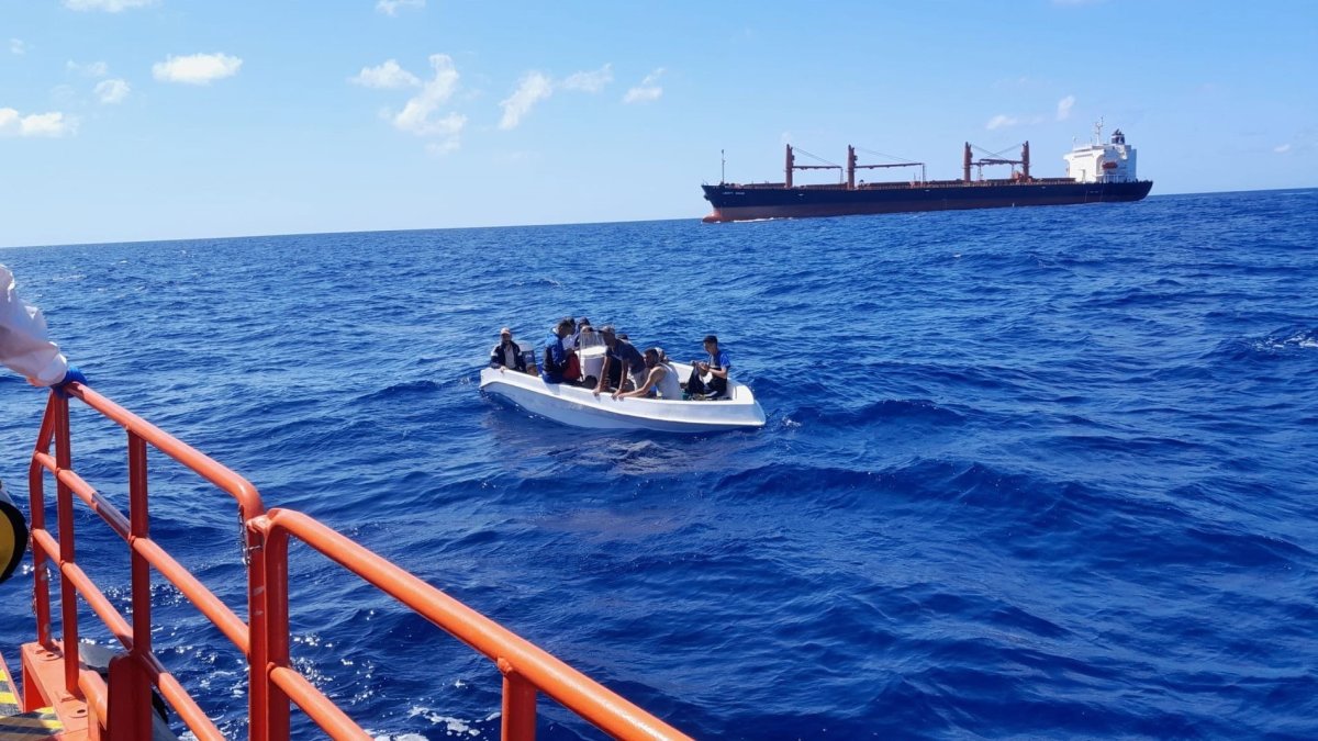 Imagen de archivo de una embarcación precaria con migrantes a bordo.