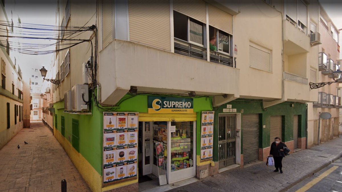 Supermercado de Carreño, en la calle La Reina, que cierra en unos días.