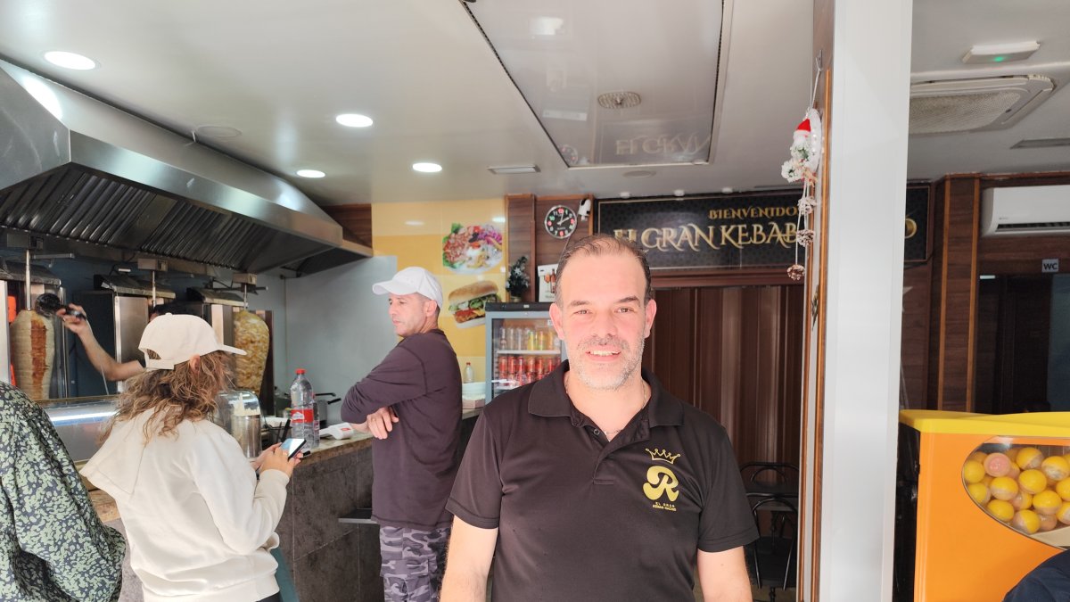 Rachid Essahar, propietario de El Gran Kebab Rachid, el kebab más famoso de Almería.