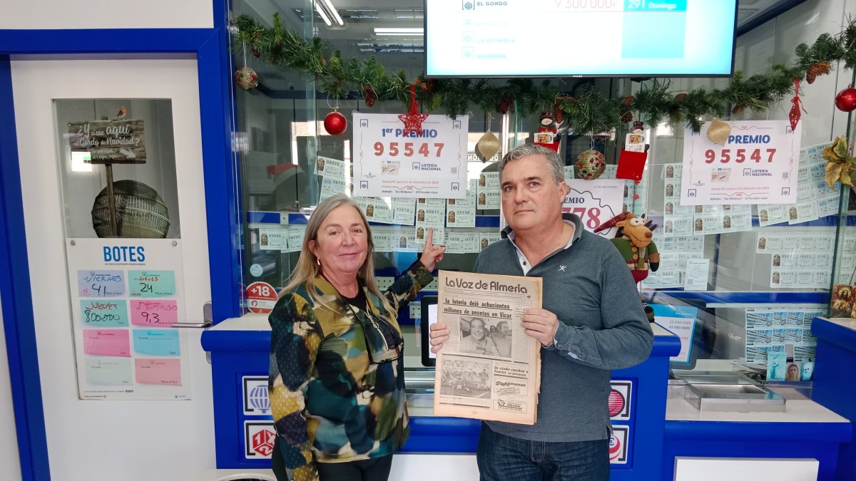 Estela Alonso y José Luis Ayuso posan con una portada de LA VOZ de 1986.