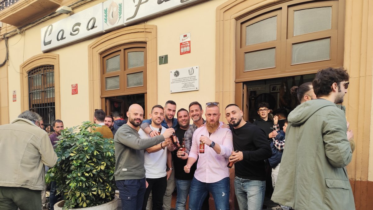 Grupo de amigos de CrossFit en el mítico bar Casa Puga.