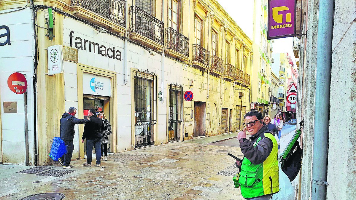 El vendedor de cupones de la ONCE Juan Carlos Cerdán domina una de las esquinas de la calle.