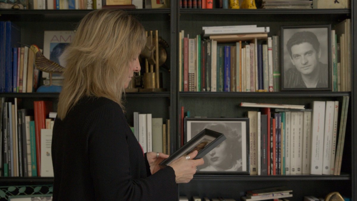 Amaranta Cano, hija del cantautor es la guía del viaje entre Andalucía y Portugal en el que se reconstruyen los hechos que inspiraron la canción.