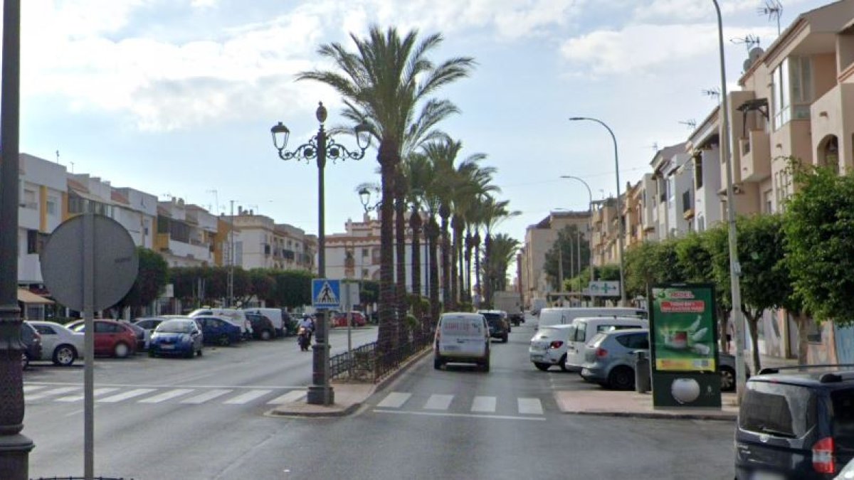 El hombre abordó a la vendedora de la ONCE en la Avenida de Roquetas de Mar.